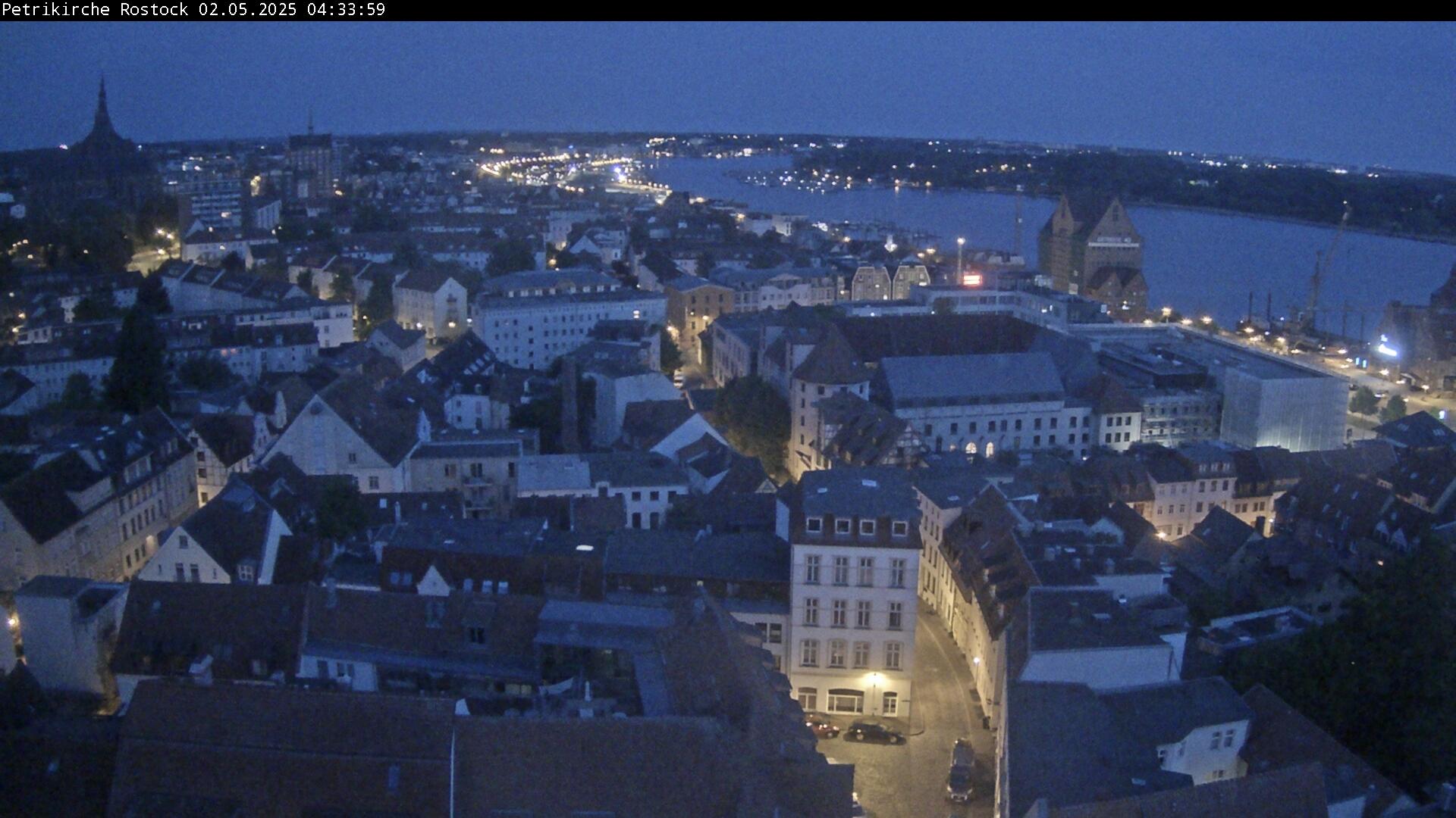 Vogelblick Aussicht auf Rostock Innenstadt und Warnow von petrikirche-rostock.de